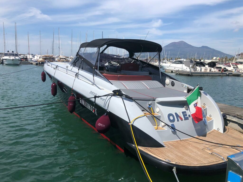 Capri tour in barca, prenota oggi lo yacht sportivo Mig 43