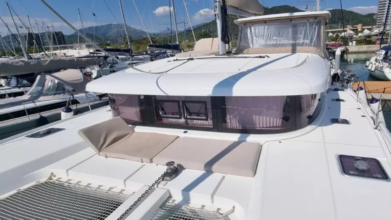 catamarano-lagoon-42-prua